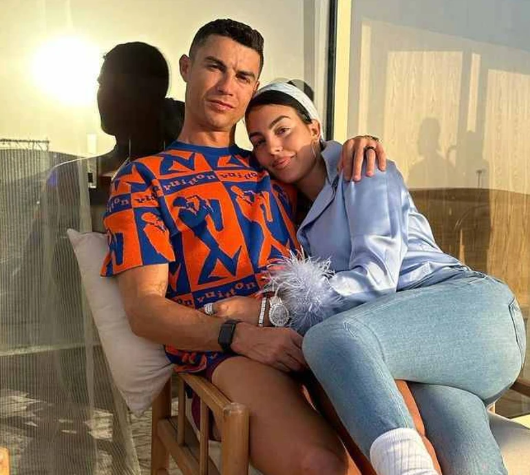 Моє життя: Роналду показався на пляжі з коханою та всіма своїми дітьми