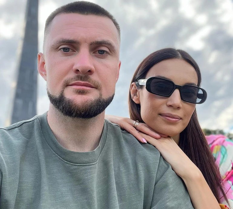 По-людськи прекрасно: Yarmak з нагоди 10-ї річниці стосунків показався з дружиною на тлі Карпат