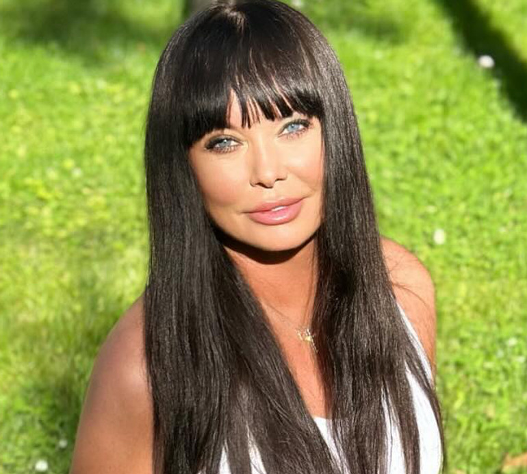 58-річна Ахат оголила живіт на сонячному фото з песиком