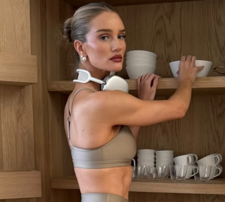 Наречена Стейтема посвітила розкішною фігурою в нюдовому спортлуці. Фото