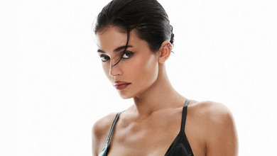 Кайлі Дженнер у латексі з декольте до талії оголила перса для модної колаборації. Фото