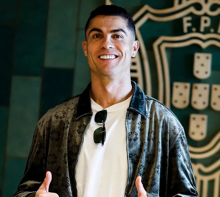 Моя любов: Роналду на газоні поборюкався з 3-річною сміхотункою-донею. Фото