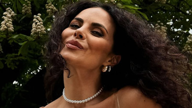 Місто сили, краси й свободи: Каменських у романтичній сукні з рюшами привітала Київ на тлі каштанів