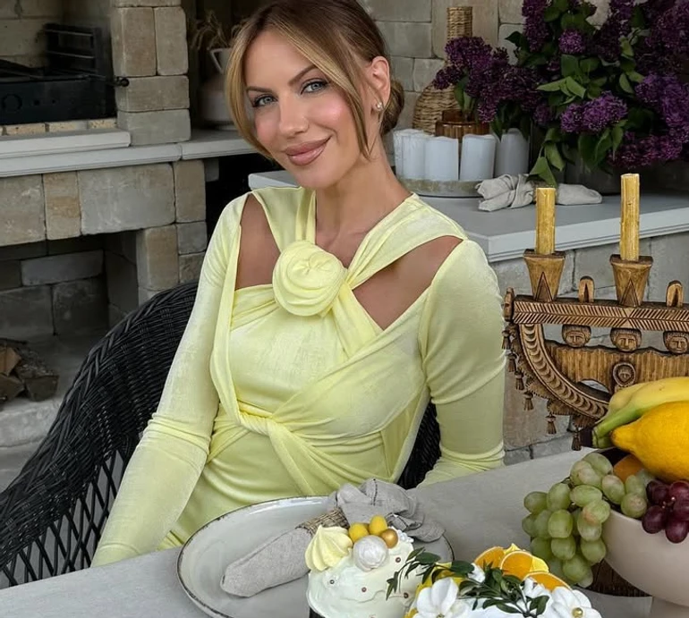 Задоволена своїм тілом: Нікітюк у скінні похвалилася талією через 5 тижнів після пологів. Фото