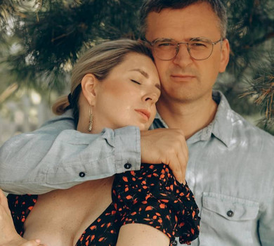 Двоє і з песиком: Кулеба і Павелецька в цілунках показали, що таке негучне щастя