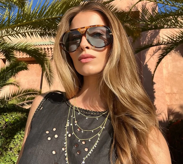 Онука Ротару у крихітних шортиках посвітила ногами на відпочинку у Сен-Тропе