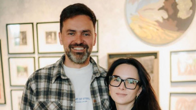 Мірошниченко з дружиною в мережі помилувалися доньками-другокласницями в барвистих сукенках. Фото