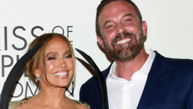 Лопес у надзвичайній сукні пообіймалася з Аффлеком на хіднику через 10 місяців після розлучення. Фото