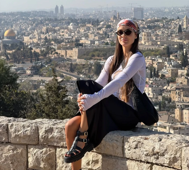 Мішина на сімейному відпочинку відшукала солоний баланс у Мертвому морі