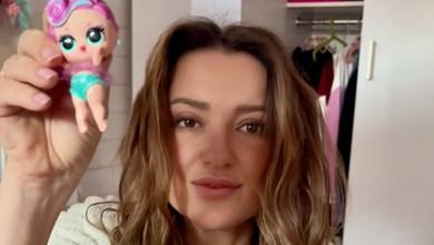 Не встигла зняти: Могилевська розповіла, як менша донька спішила отримати подарунок від Миколая та замилувала обіймами зі старшою. Відео