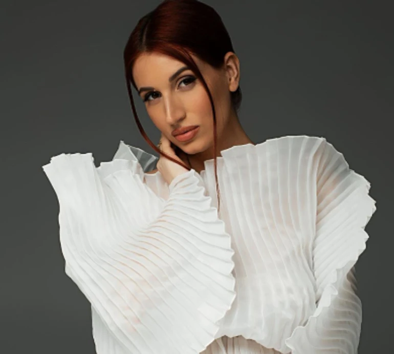 Емеральд замилувала ніжностями з 2-місячною донькою у саду. ФОТО