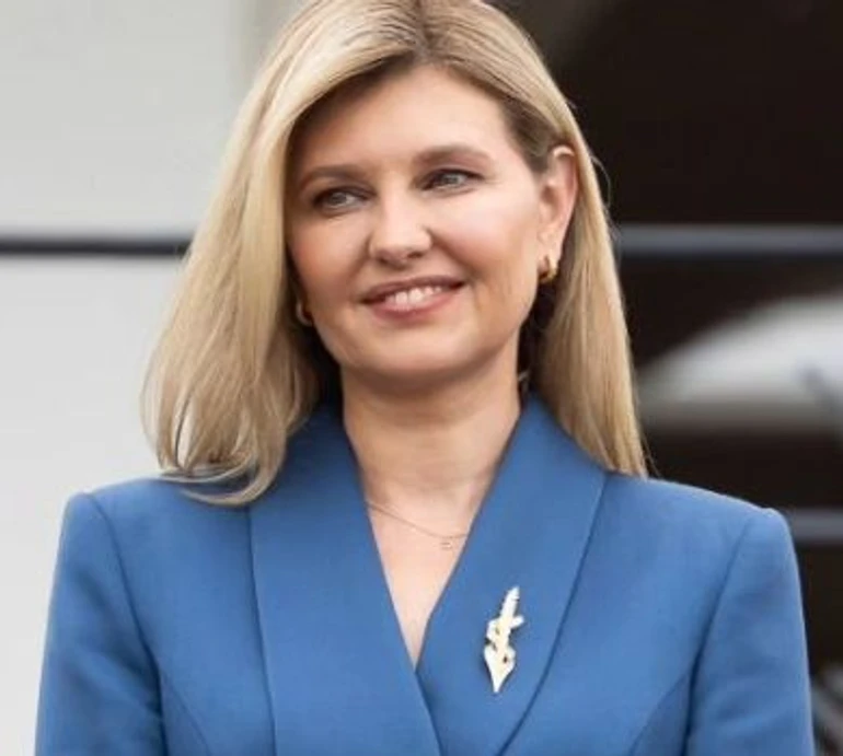 Темно-лазуровий костюм та брошка-колосок: лук Зеленської під час візиту до Швеції. ФОТО