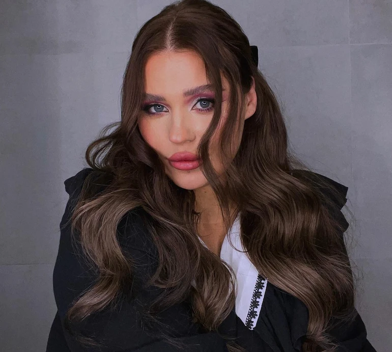 Заріцька з нареченим палко поцілувалися на тлі снігу. ФОТО