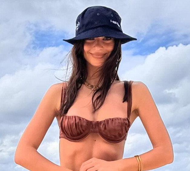 Ратаковскі у бікіні осідлала відомого музиканта на кайманському пляжі. Фото