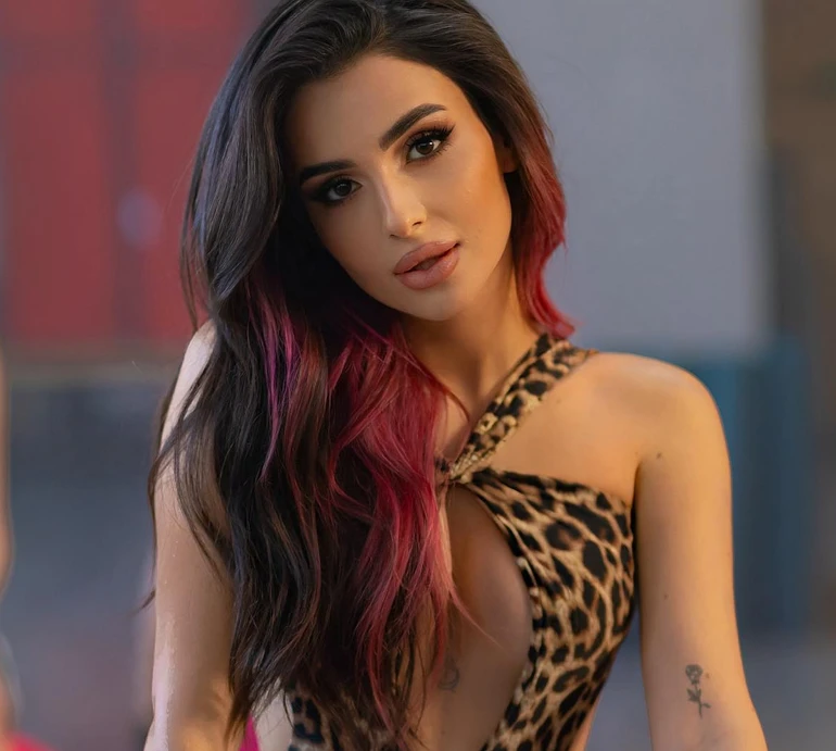 Не бомж-лук: Трінчер із торбинкою за $1700 назвала ціну своїх лахів