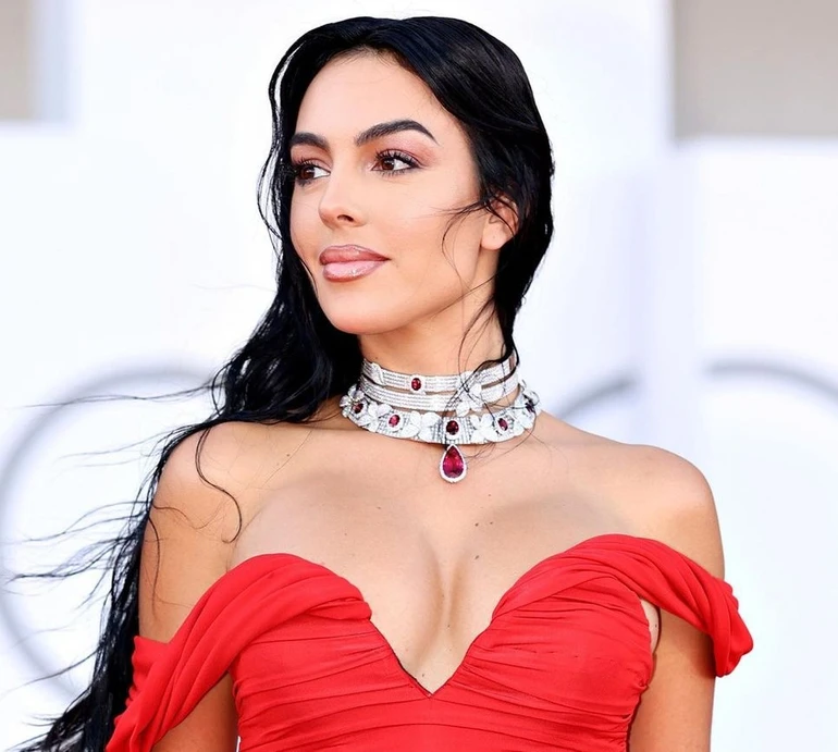 Цьом від сестрички: наречена Роналду упіймала на фото зворушливий момент із сином і донечкою