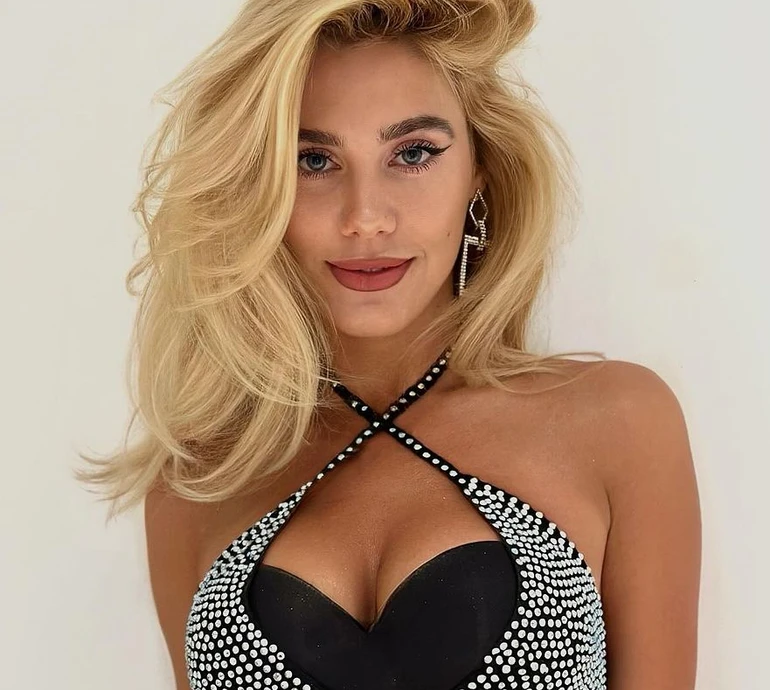 Екс ВІА Гра Попова на турецькому курорті повигиналася у бікіні для сексі фото