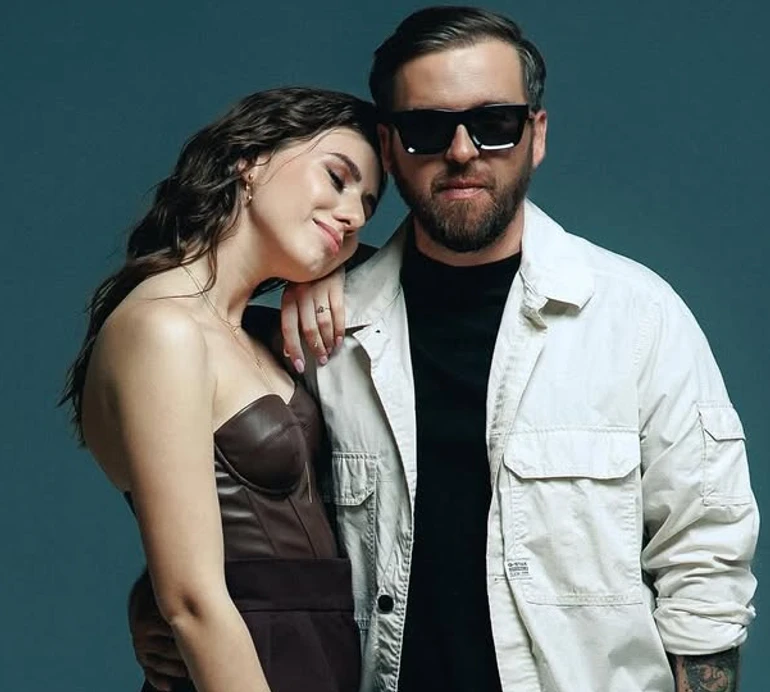 Фото №3:  Танчинець на сцені Палацу Спорту поцілував кохану заради власної традиції