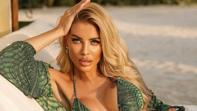 Крук у зміїному бікіні та спідниці граційно попозувала на відпочинку в Дубаї