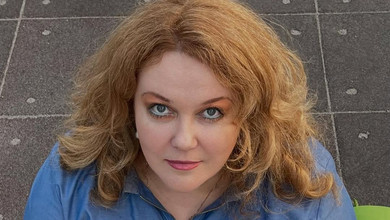 Троянди, торт та обійми з песиком: Самаєва на затишних кадрах показала святкування свого 50-річчя