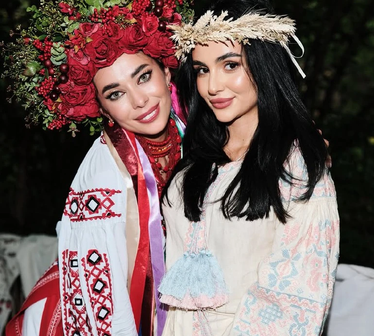 Неплях в українському костюмі та вінку з троянд схопила на руки Трінчер у міні та колоссі. Фото