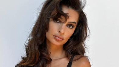 Ратаковскі у шкіряному топі, прозорих легінсах та з начосом млосно попозувала на камеру телефона