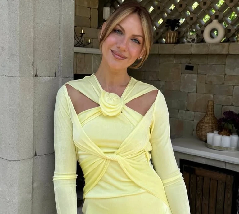 Домашній люкс: Нікітюк у шовкових шортах і ліфі з рюшами похвалилася стрункою фігуркою на природі. Фото