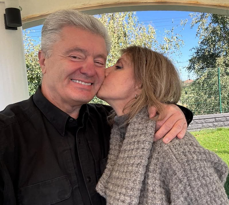 Починаю нову життєву декаду: Порошенко з нагоди 60-річчя показався з дружиною коло річки