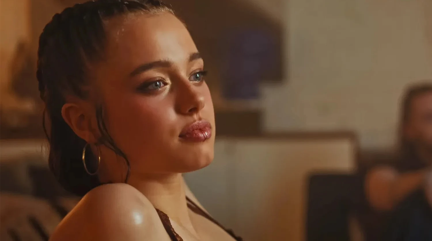 19-річна дочка Джолі і Пітта дебютувала у кліпі корейської співачки. Відео