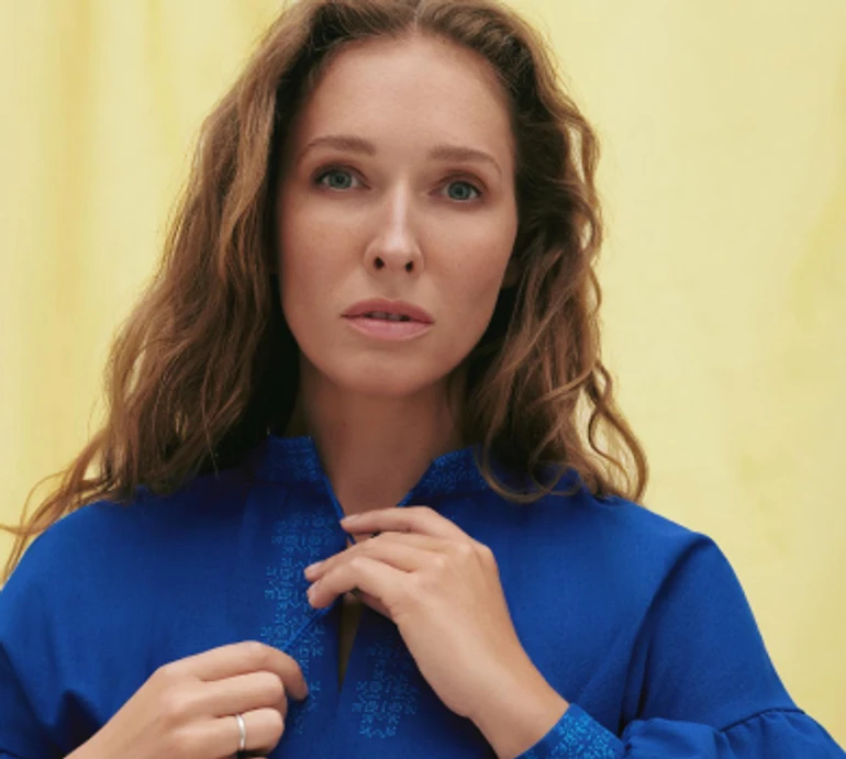 Простоволоса Осадча в джинсовому міні привітала з Днем Державного прапора. ВІДЕО