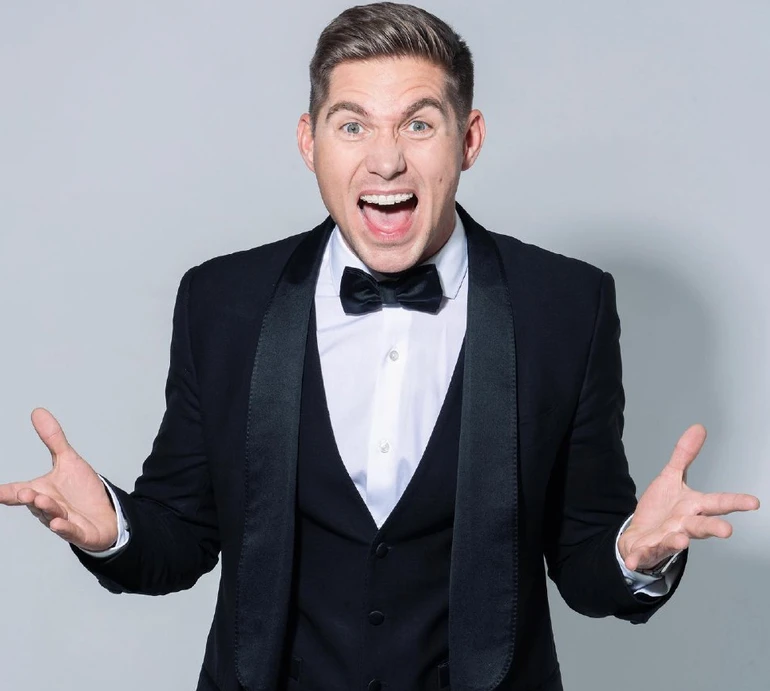 Шоумен по-уманськи: Остапчук показав себе парубком з чубчиком та в пекельно-червоній сорочці