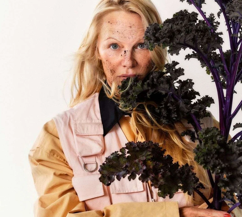 Памела Андерсон зі шлангом та вилами подуркувала для глянцевого фотосету