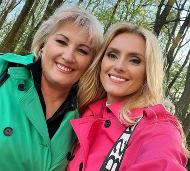 Рожевий vs зелений: Федишин із мамою вигуляли однакові тренчі на лісовій прогулянці