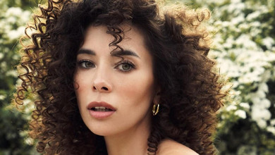 Кучерява Неплях у чоботях наробила спокусливих фото на возі та коло худоби