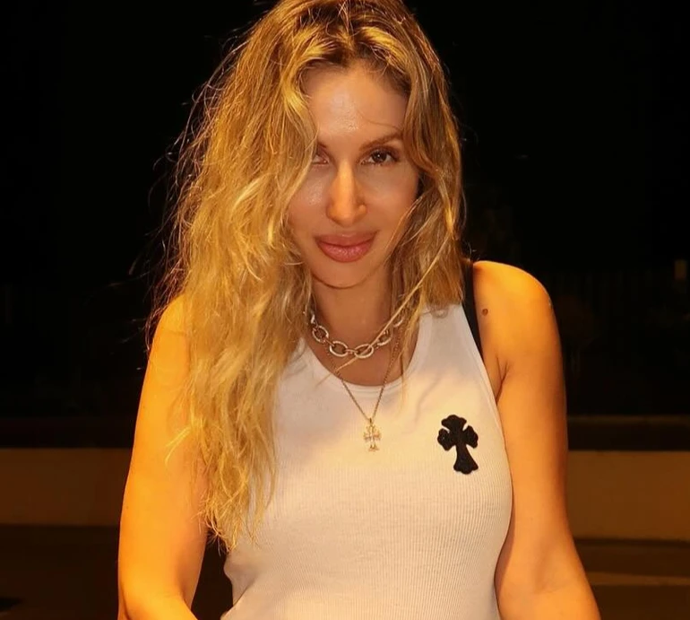 Лобода на Карибах заселфилася в купальнику та попозувала на заправці. Фото