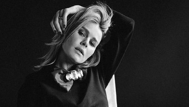 Скейт і фактурна сукня: Кузнецова у чорно-білій зйомці посвітила довгими ногами в млосних позах