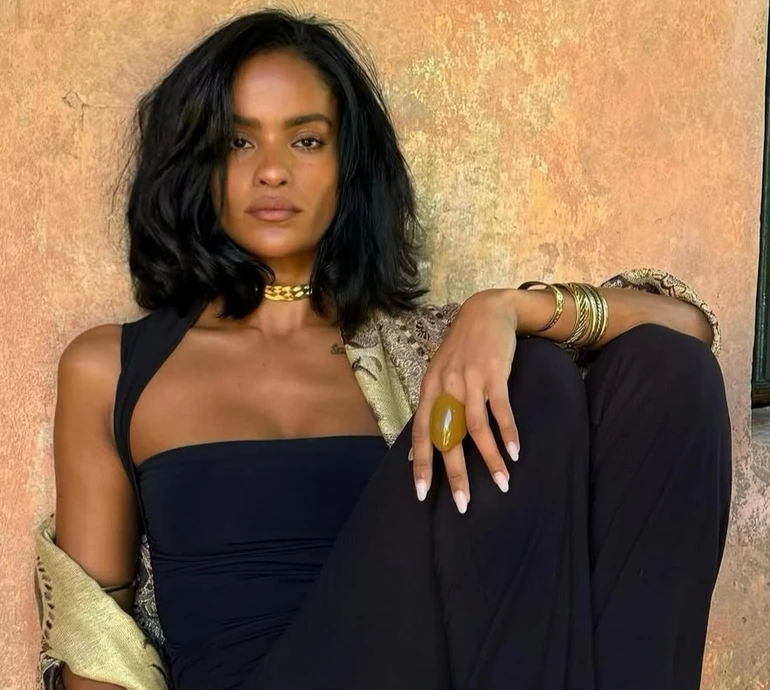 Засмага топлес та купання з 5-місячним сином: кохана Касселя показала дозвілля коло басейну