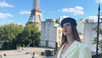 Світоліна у костюмі від Бевзи попозувала на тлі Ейфелевої вежі та в паризькому бутіку Багінського. Фото