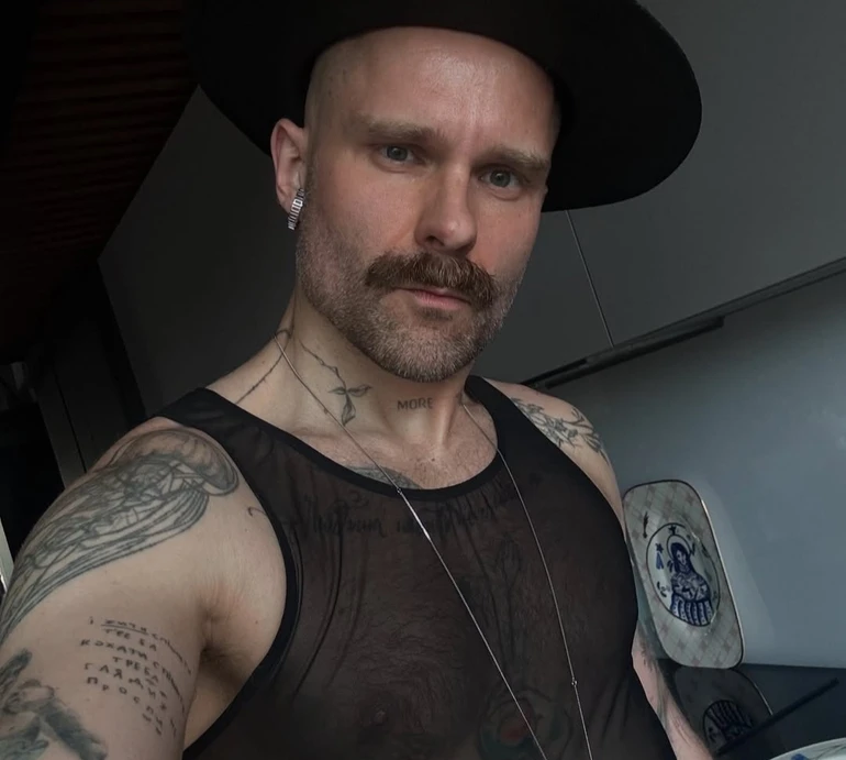 Гарні ми разом і сміливі: продюсер Завадюк показався зі своїм бойфрендом у вишиванках та розповів, що їх поєднало