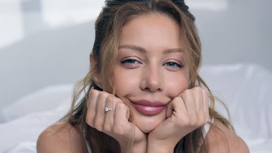 Бо ми повінчані небесами: Кароль у чуттєвому кліпі помріяла про освідчення і надягла обручку