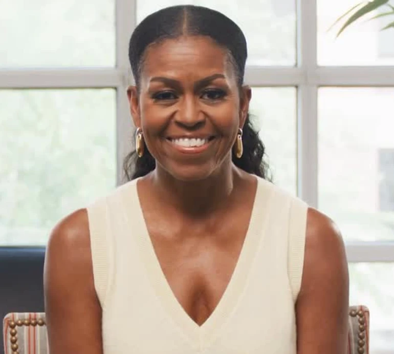 61-річна Обама у брудних джинсах блиснула животом на камеру відомої фотографки