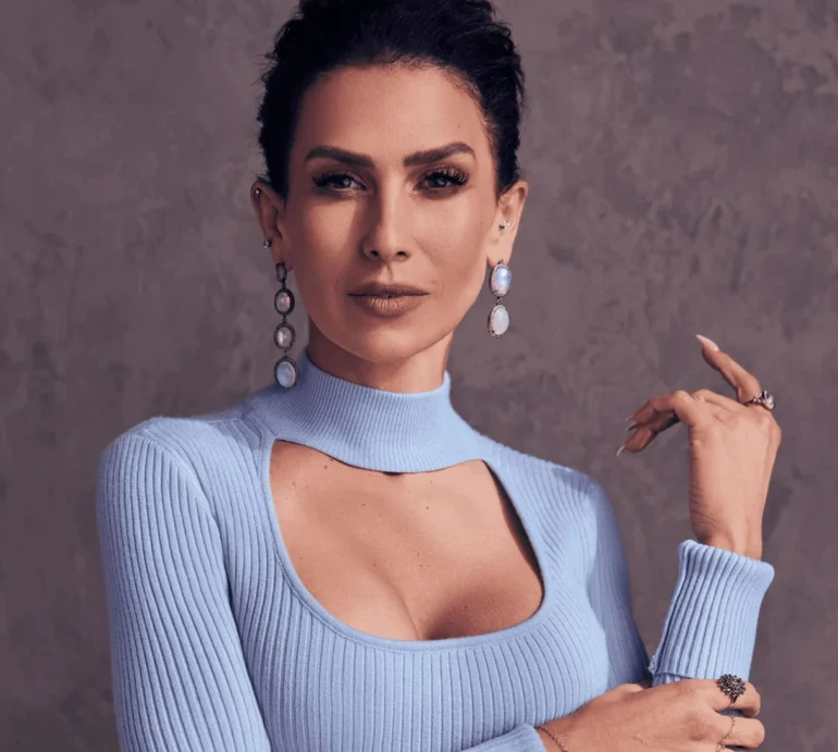 Хіларія Болдуїн в металевій сукні похвалилася розтяжкою на сторінках модного журналу. Фото