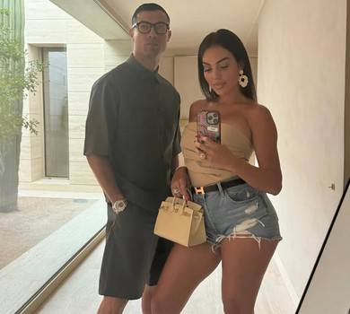 Наречена Роналду помилувалася святковими митями коло ялинки з дітьми і коханим. Фото