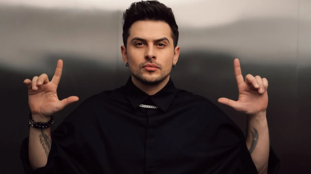 Булінг, критика Потапа і складні стосунки з дружиною: що відомо про нового ведучого Караоке на майдані