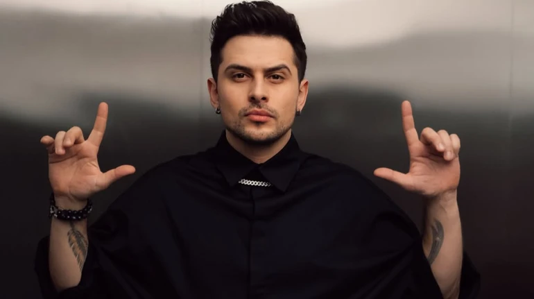 Булінг, критика Потапа і складні стосунки з дружиною: що відомо про нового ведучого Караоке на майдані