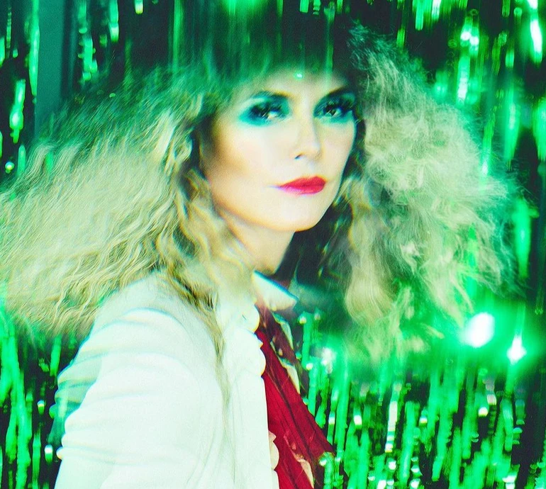 Гайді Клум з незвичною зачіскою та у яскравих луках знялася для модного глянцю. ФОТО