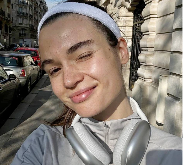 Я щаслива: Кацуріна показала своє повернення до України та кумедних сина з Дантесом