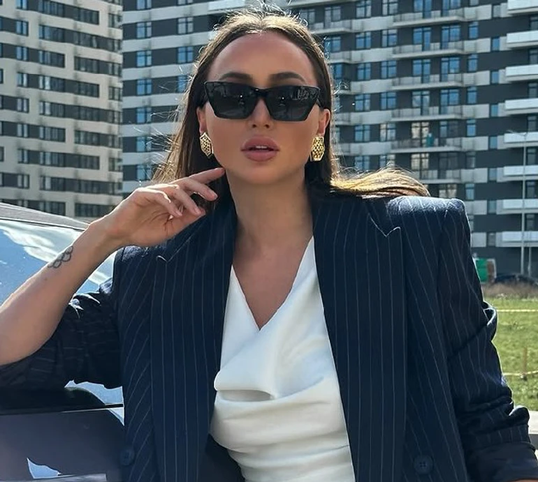 Різатдінова у трендовій смужці з міні посвітила довжелезними ногами в люксовій автівці