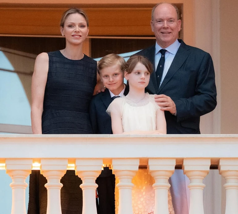 Князь і княгиня Монако з дітьми в ошатних луках помахали з балкона під час святкової церемонії. Фото