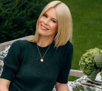 Захопилася зануреннями: Шиффер у купальнику з фламінго показалася у крижаній ванні